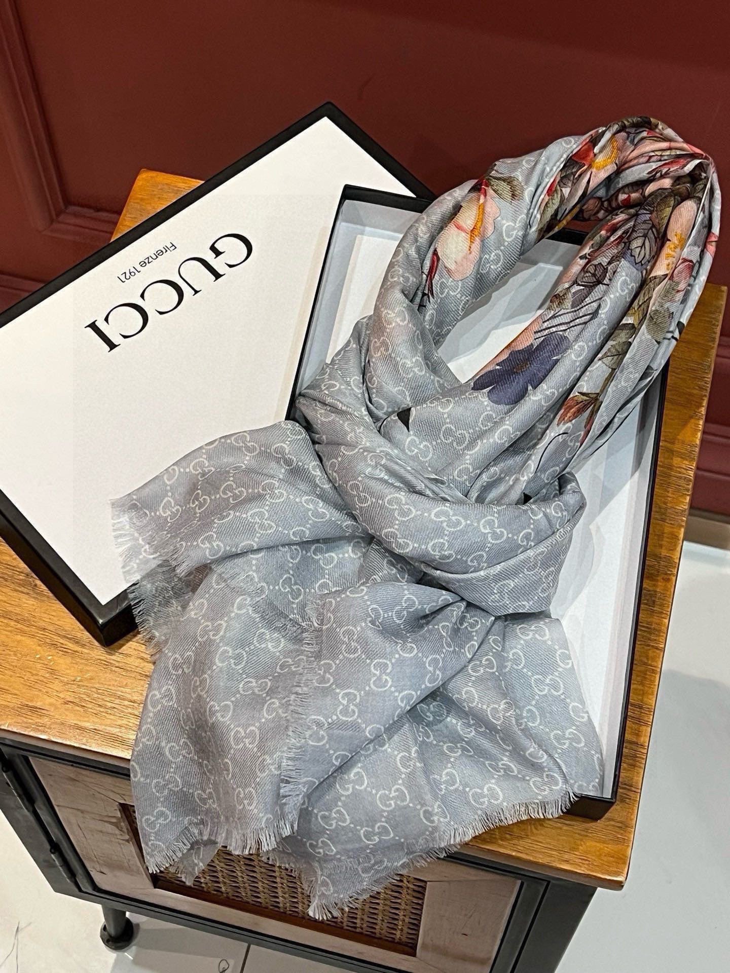 GUCCI 25S SCARF 200 IN CASHMERE 733884