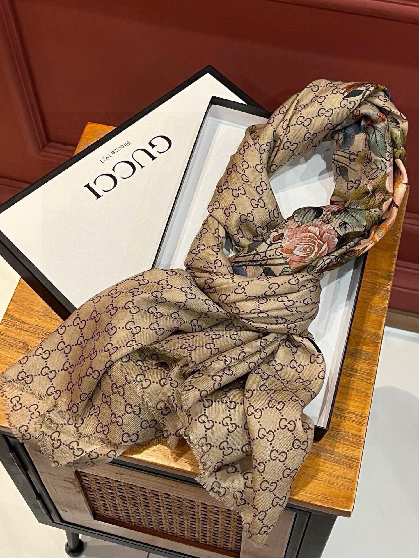GUCCI 25S SCARF 200 IN CASHMERE 733886