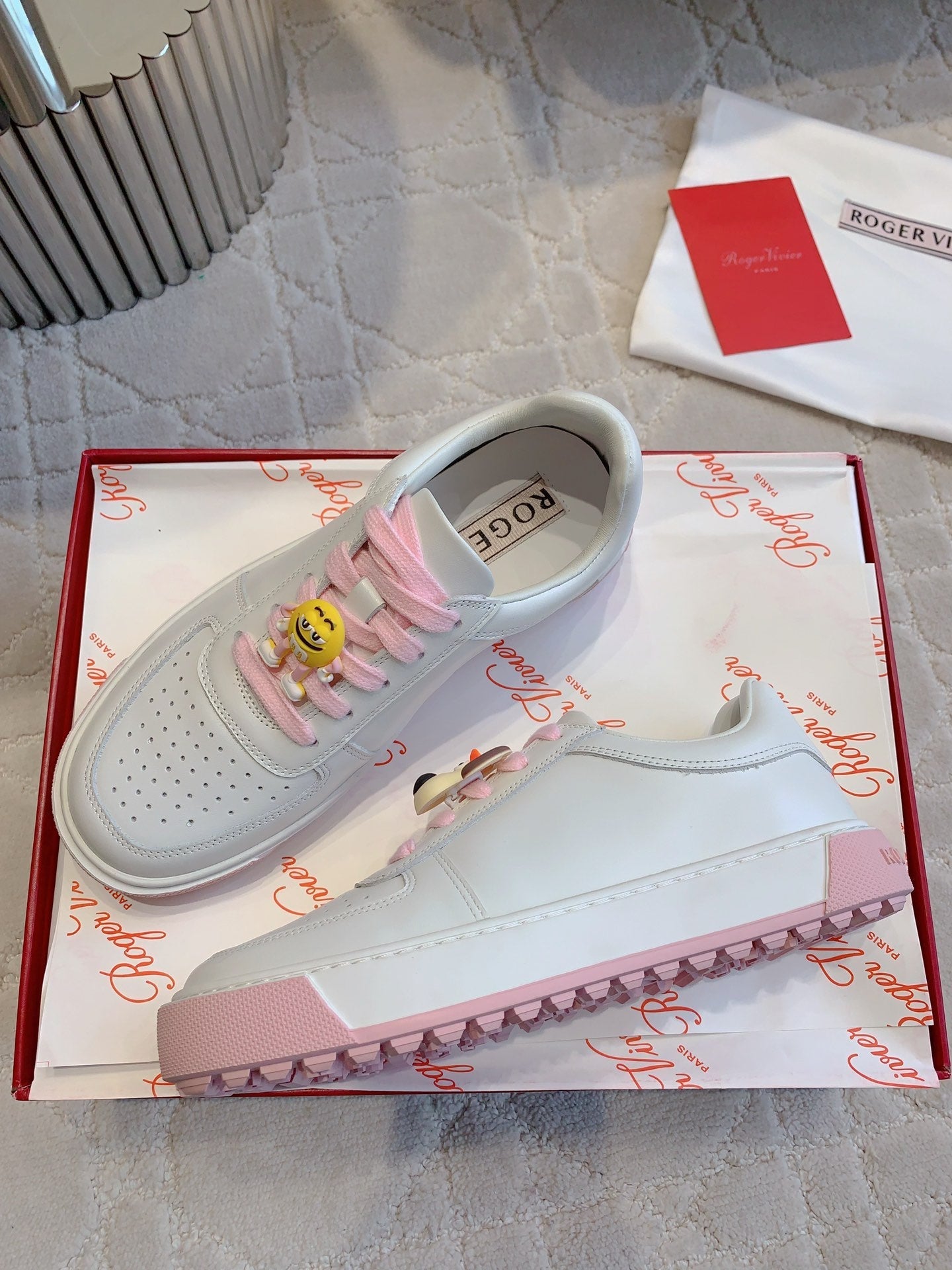 VIV' SKATE WHITE LEATHER SNEAKERS WITH PINK LACES AND CARTOON CHARMS