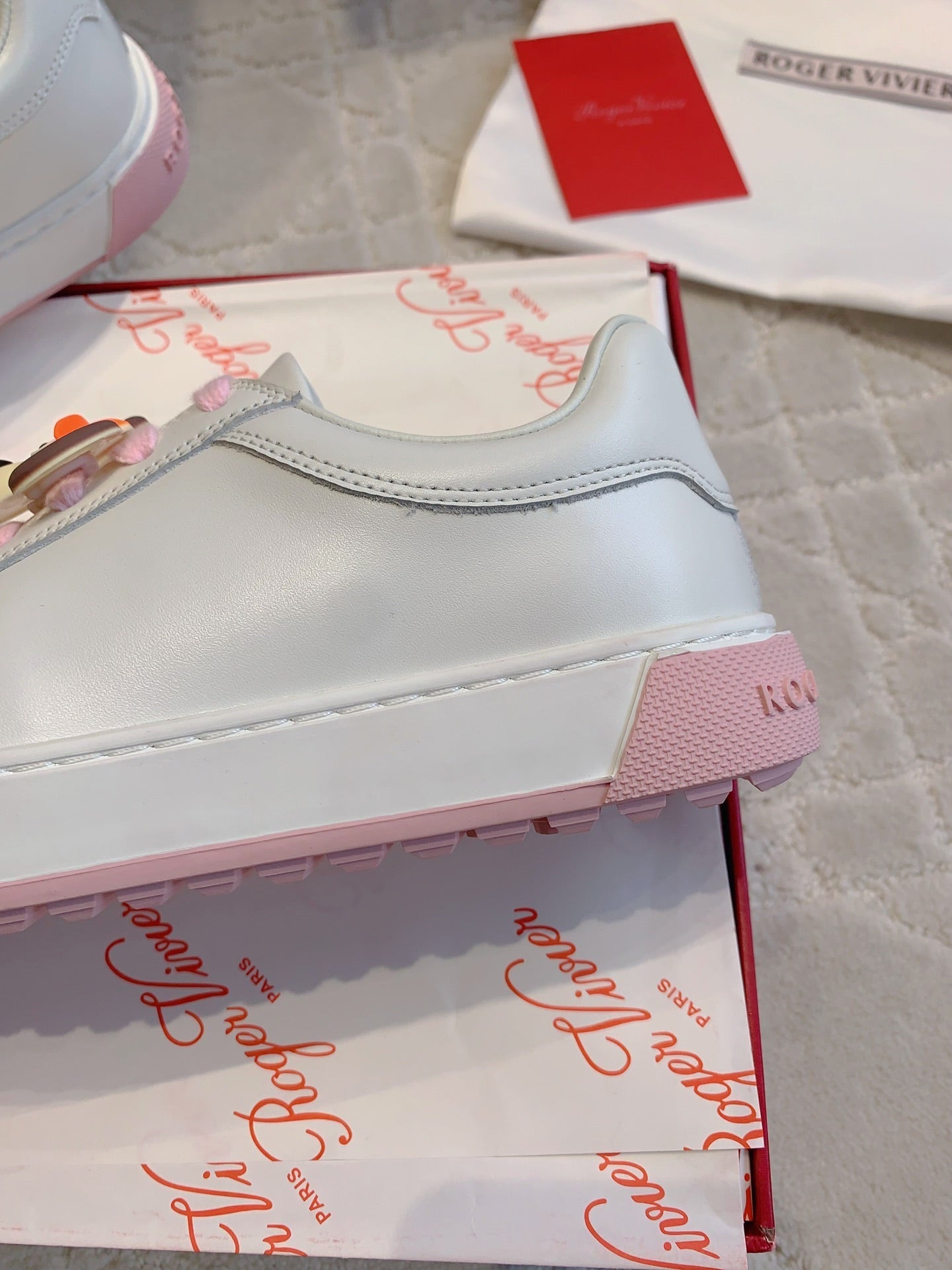 VIV' SKATE WHITE LEATHER SNEAKERS WITH PINK LACES AND CARTOON CHARMS