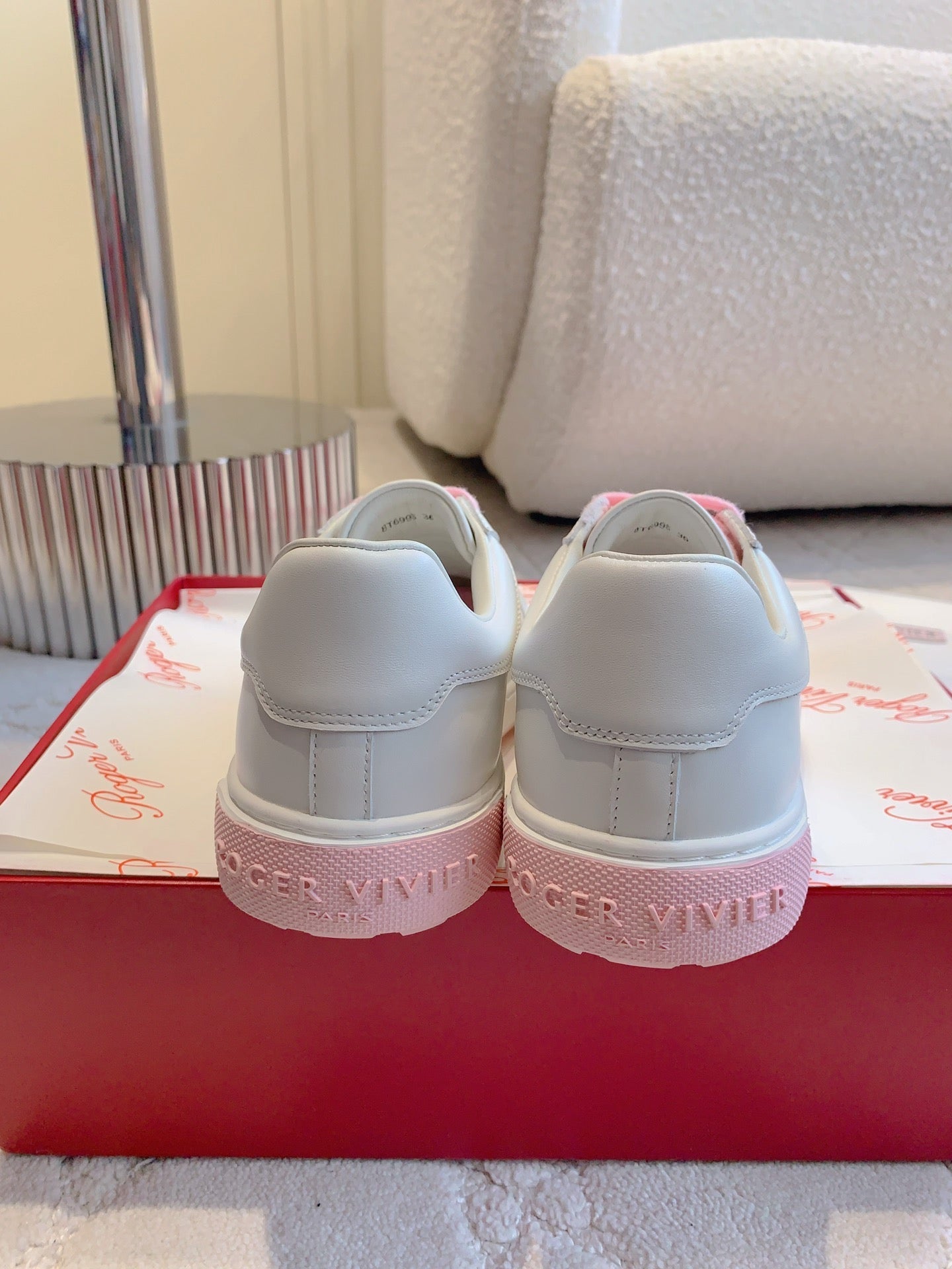 VIV' SKATE WHITE LEATHER SNEAKERS WITH PINK LACES AND CARTOON CHARMS