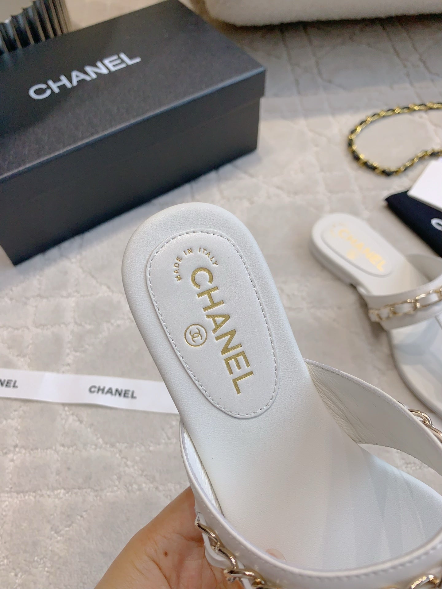 CC THONG SLIPPERS IN WHITE LAMBSKIN MIX CHAIN