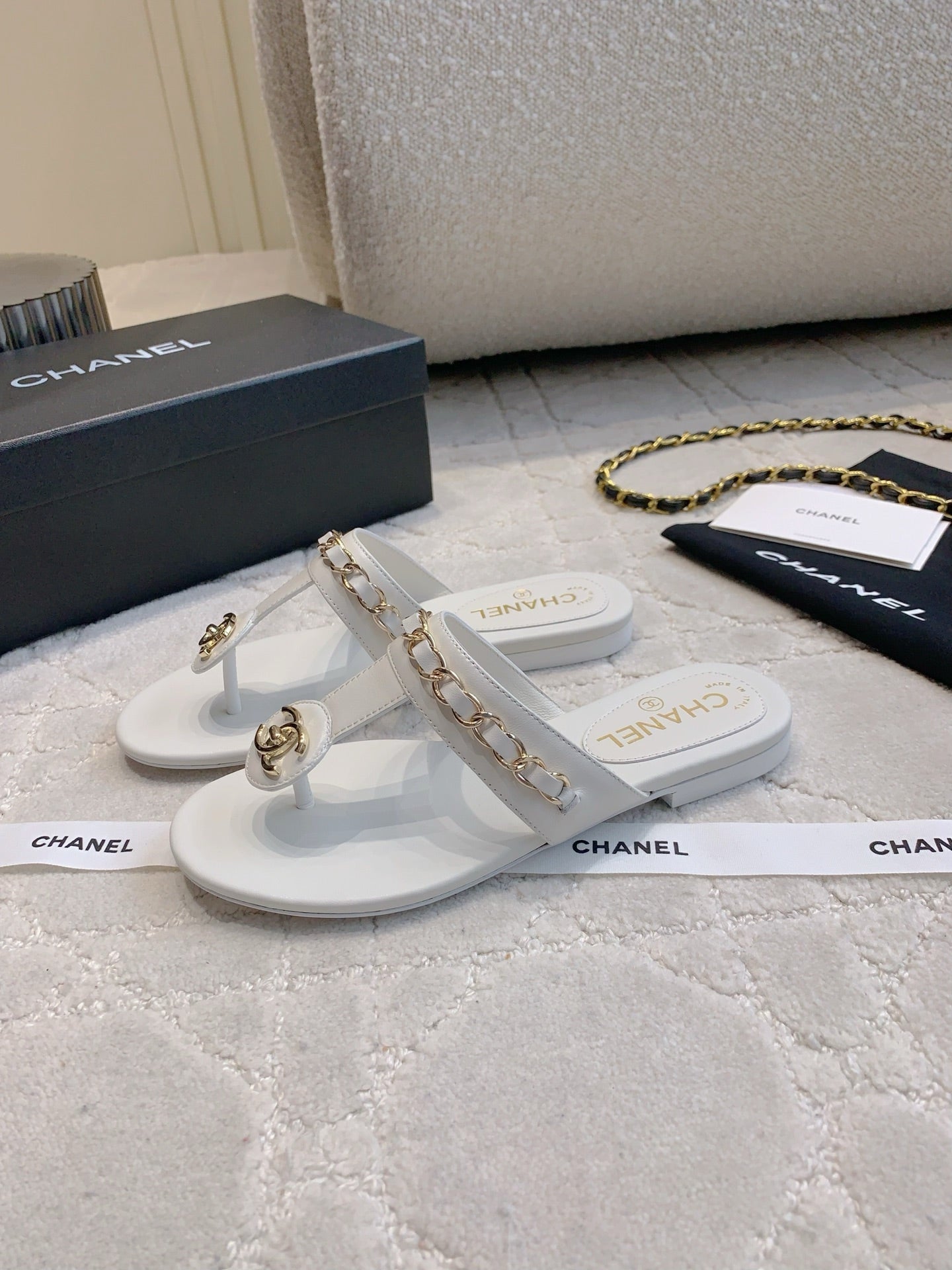 CC THONG SLIPPERS IN WHITE LAMBSKIN MIX CHAIN