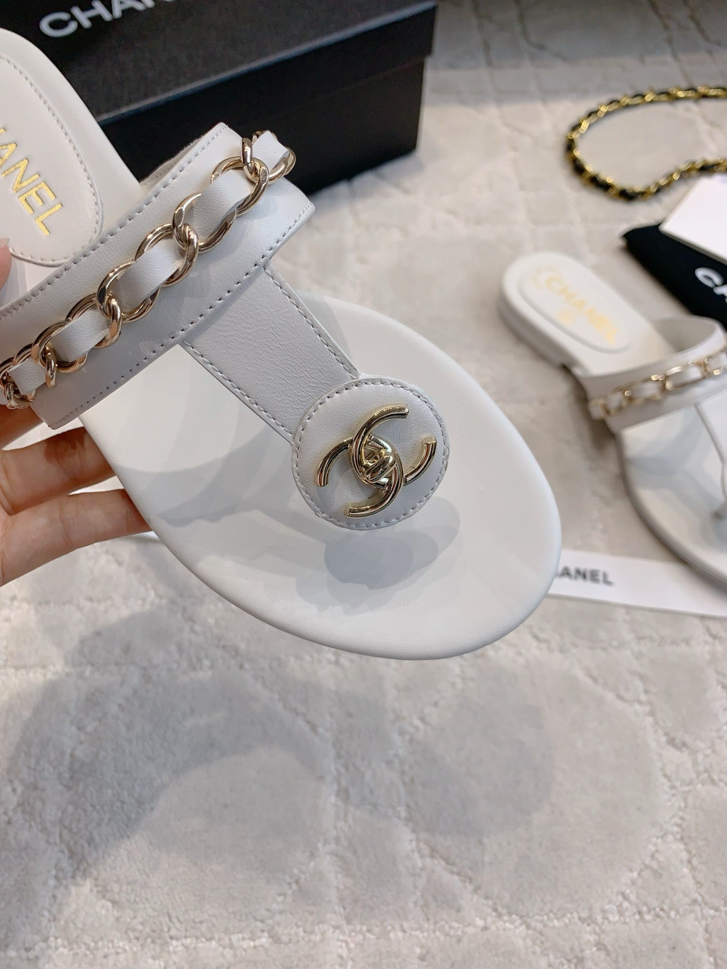 CC THONG SLIPPERS IN WHITE LAMBSKIN MIX CHAIN