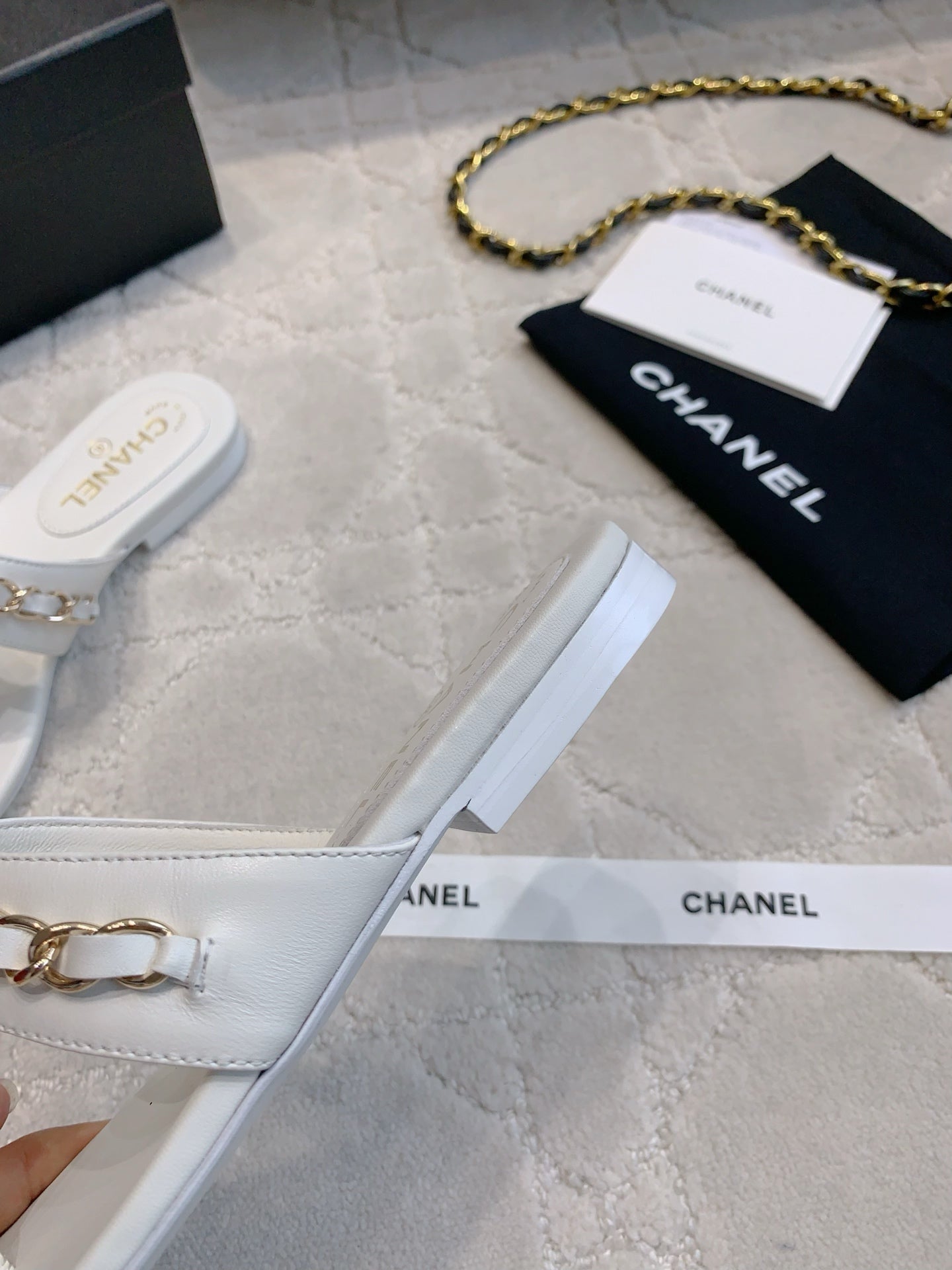 CC THONG SLIPPERS IN WHITE LAMBSKIN MIX CHAIN