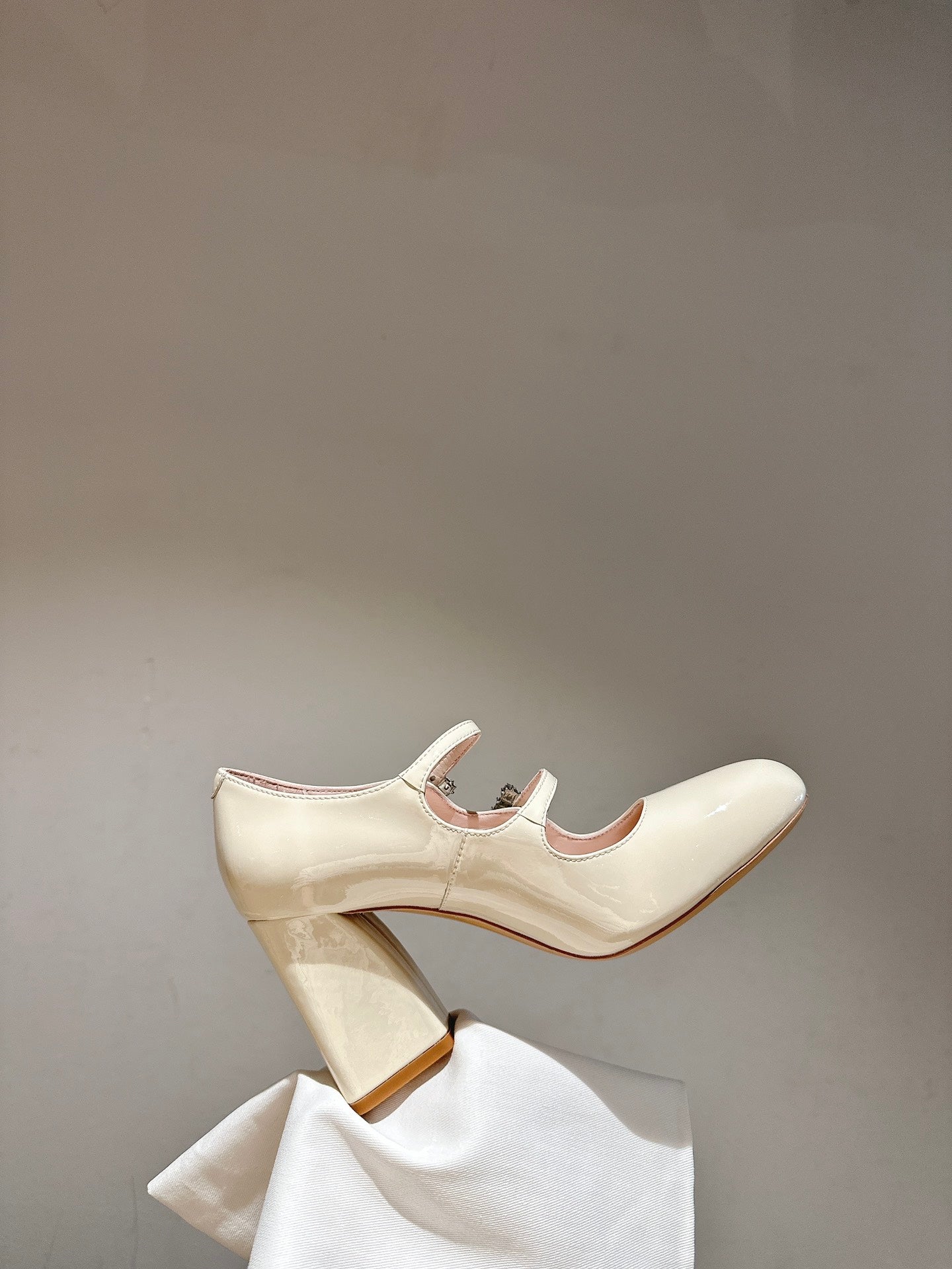 TRÈS VIVIER MARY JANE DOUBLE-STRAP PUMPS IN OFF WHITE PATENT CALFSKIN