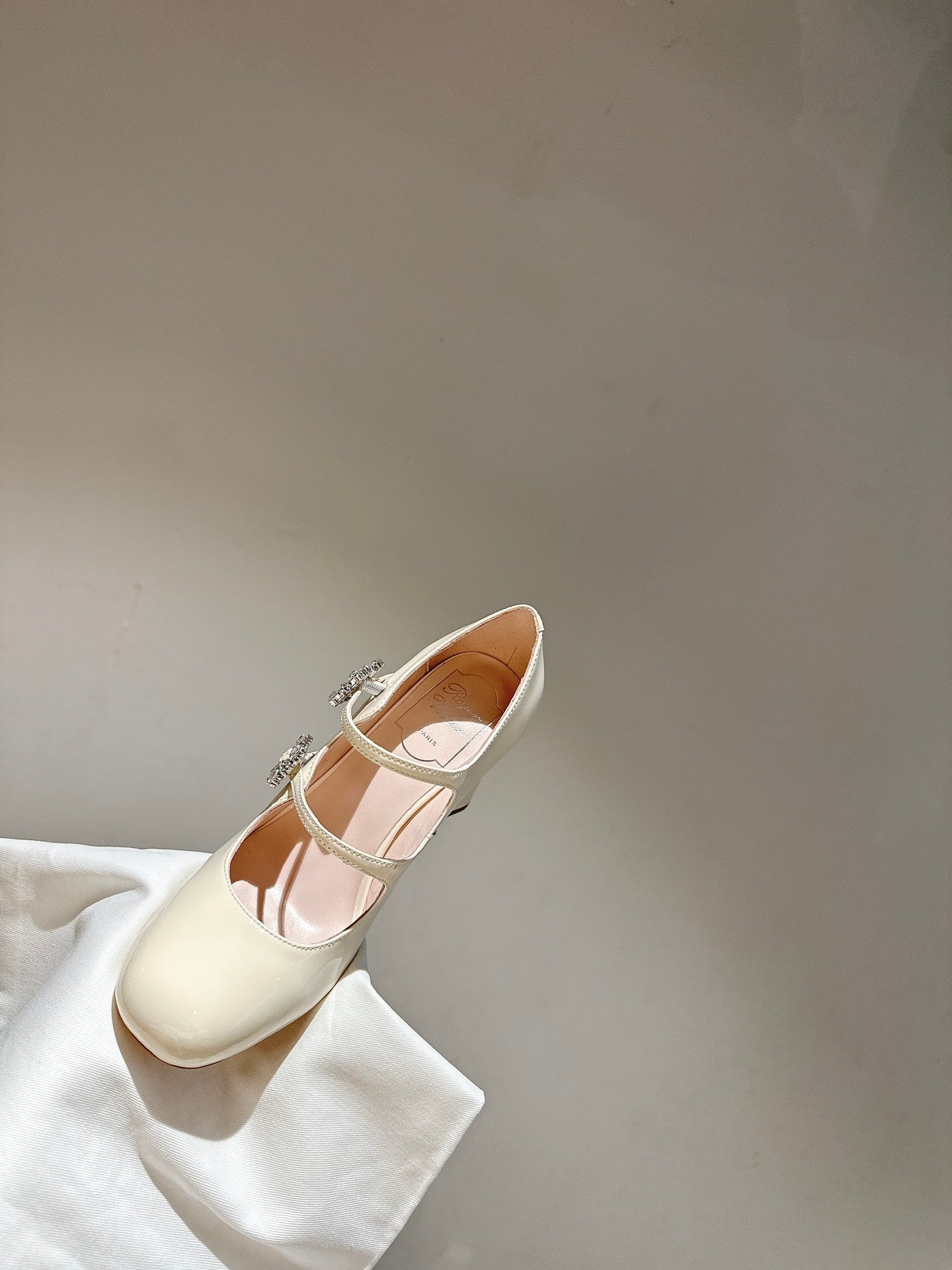 TRÈS VIVIER MARY JANE DOUBLE-STRAP PUMPS IN OFF WHITE PATENT CALFSKIN
