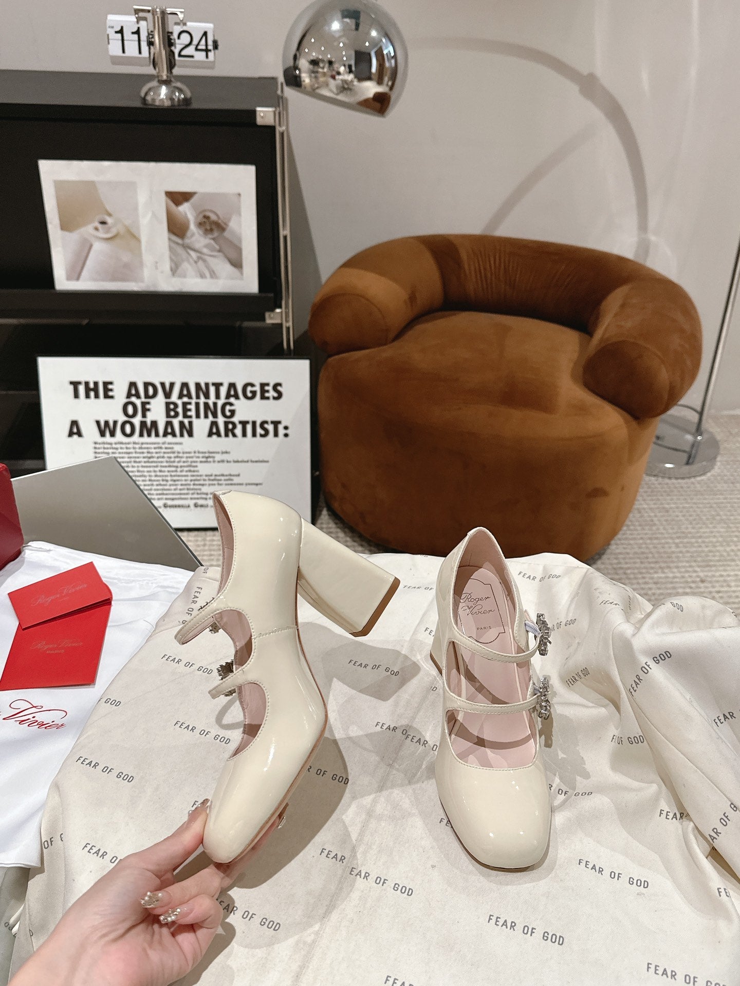 TRÈS VIVIER MARY JANE DOUBLE-STRAP PUMPS IN OFF WHITE PATENT CALFSKIN