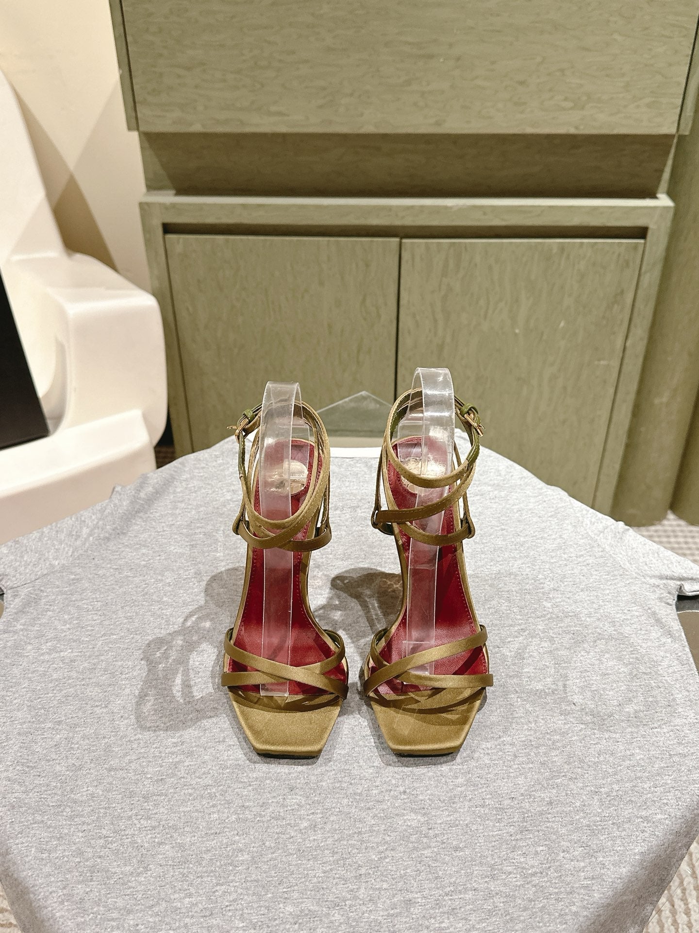 YSL 25S HIGH-HEEL SANDALS 100 MM IN MOSS GREEN SATIN WITH YSL LOGO HEEL DESIGN IN GOLD