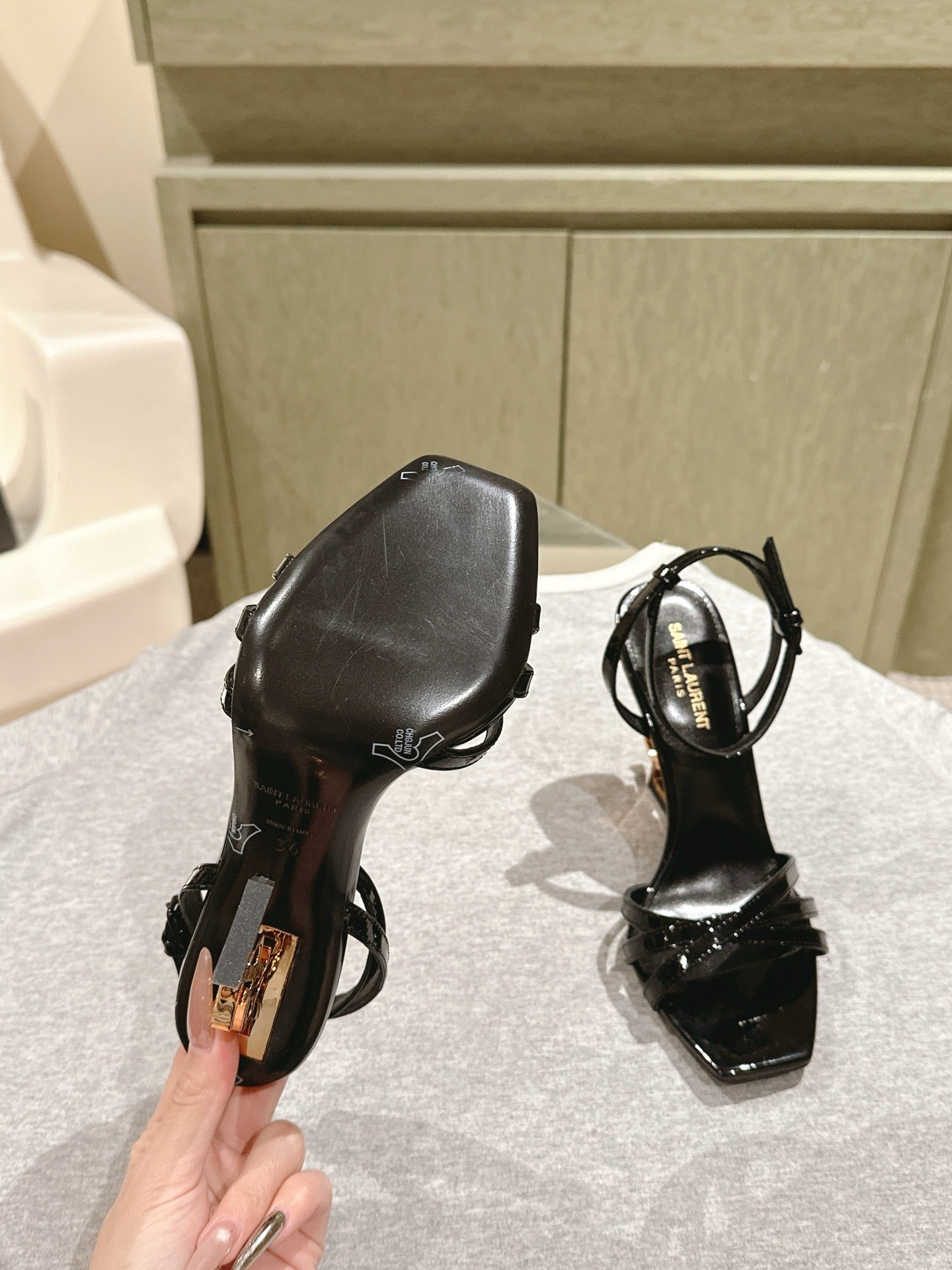 YSL 25S HIGH-HEEL SANDALS 100 MM IN BLACK GLOSSY LAMBSKIN WITH YSL LOGO HEEL DESIGN IN GOLD