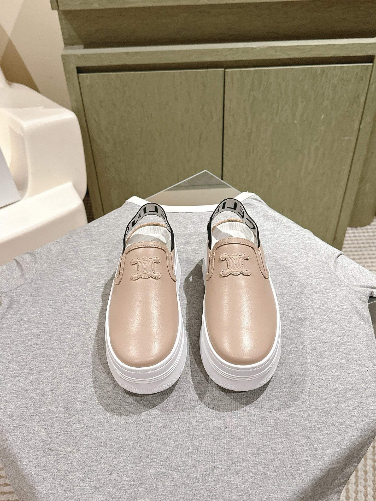 THICK-SOLED ELASTIC BACKLESS SHOES MONGOOSE BEIGE SHINY CALFSKIN