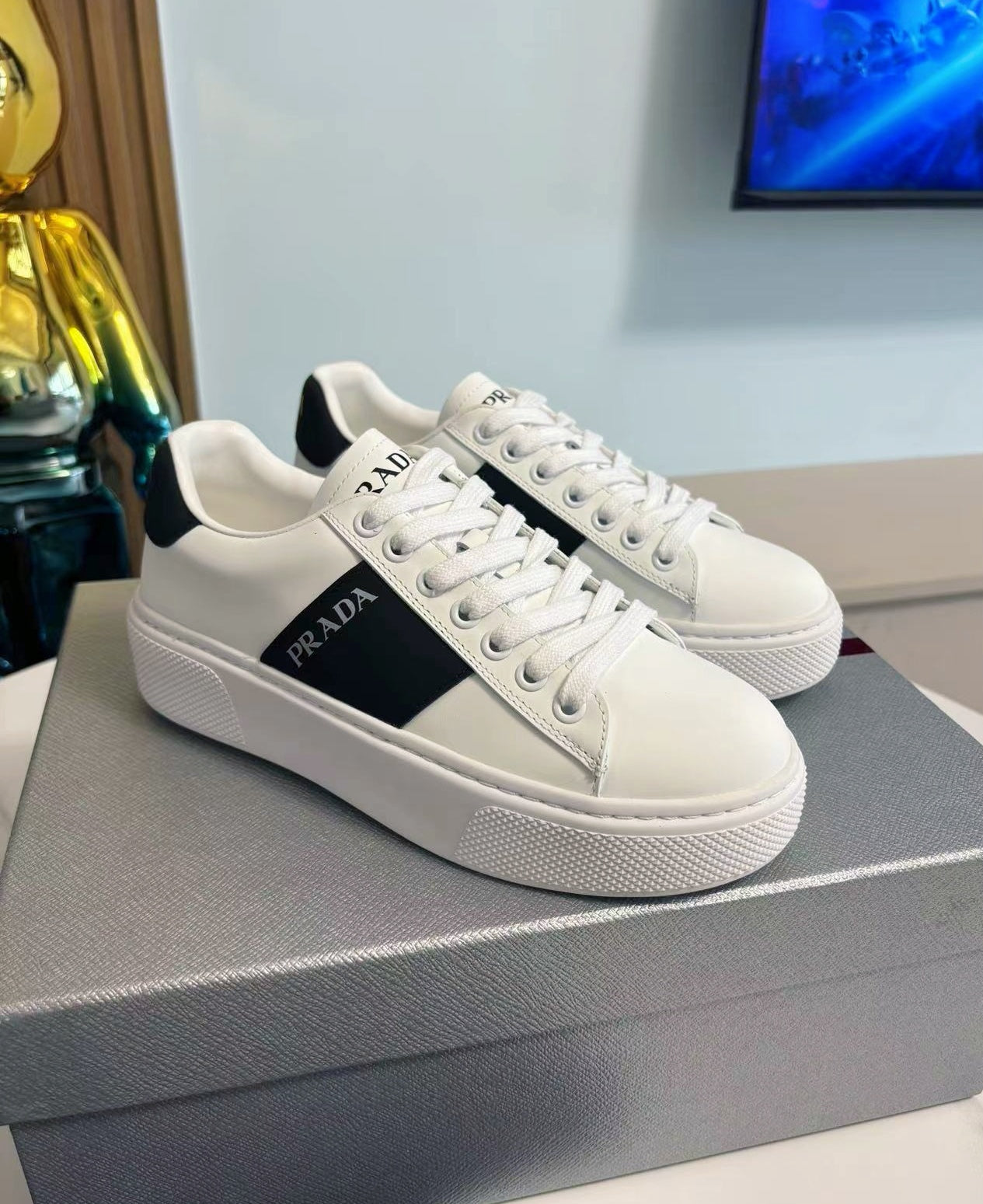 PRADA 25S LEATHER LOGO OUTLET SNEAKERS BLACK AND WHITE CALFSKIN