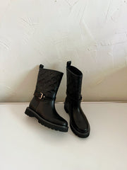 TERRITORY FLAT ANKLE BOOT IN BLACK EMBOSSED CALFSKIN