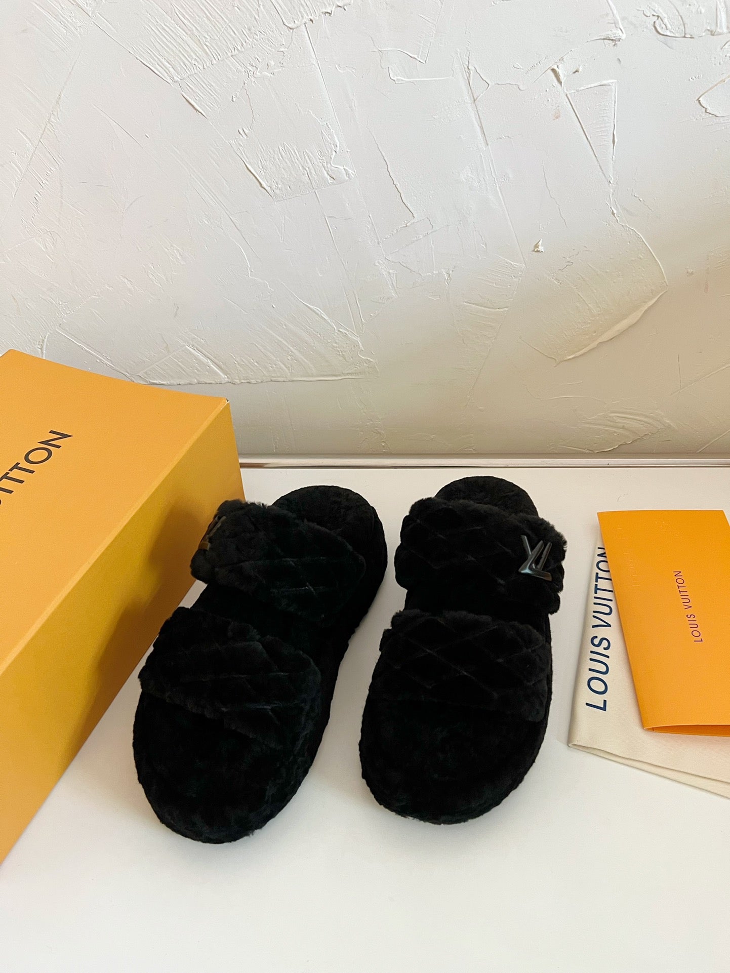 LV SUNSET PLATFORM COMFORT MULE IN BLACK SHEARLING