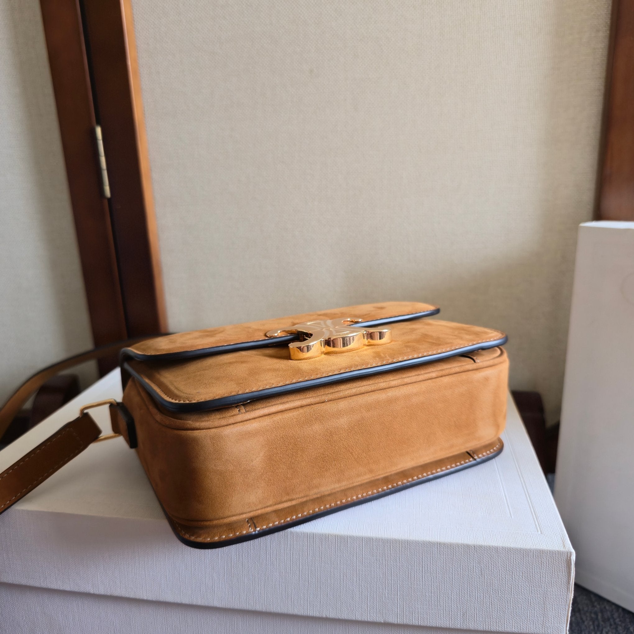 CELINE 25S TEEN TRIOMPHE BAG 18MM IN CARAMEL BROWN SUEDE GOLD HARDWARE