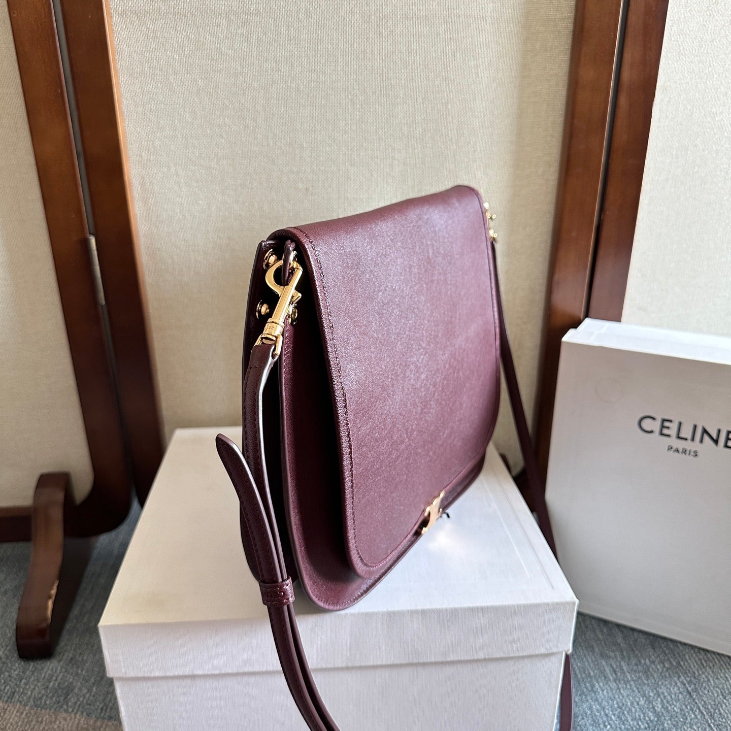 CELINE 25S BESACE SOFT TRIOMPHE 32MM IN SYRAH RED SUPPLE SHINY LAMBSKIN