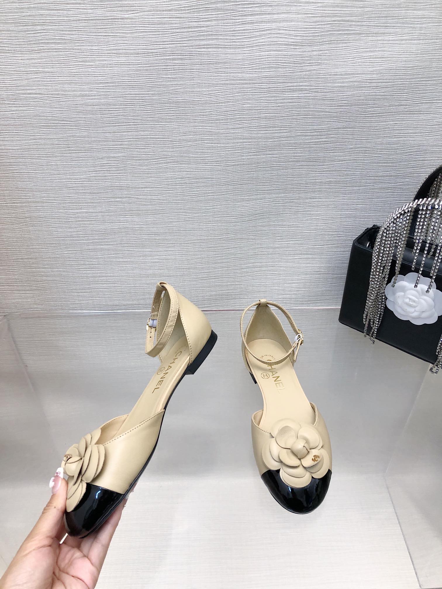 BEIGE MIX BLACK LAMBSKIN CAMELLIA HOLLOW SANDAL