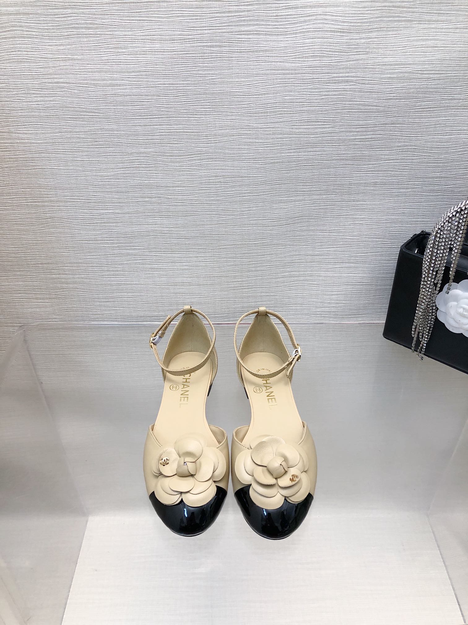 BEIGE MIX BLACK LAMBSKIN CAMELLIA HOLLOW SANDAL