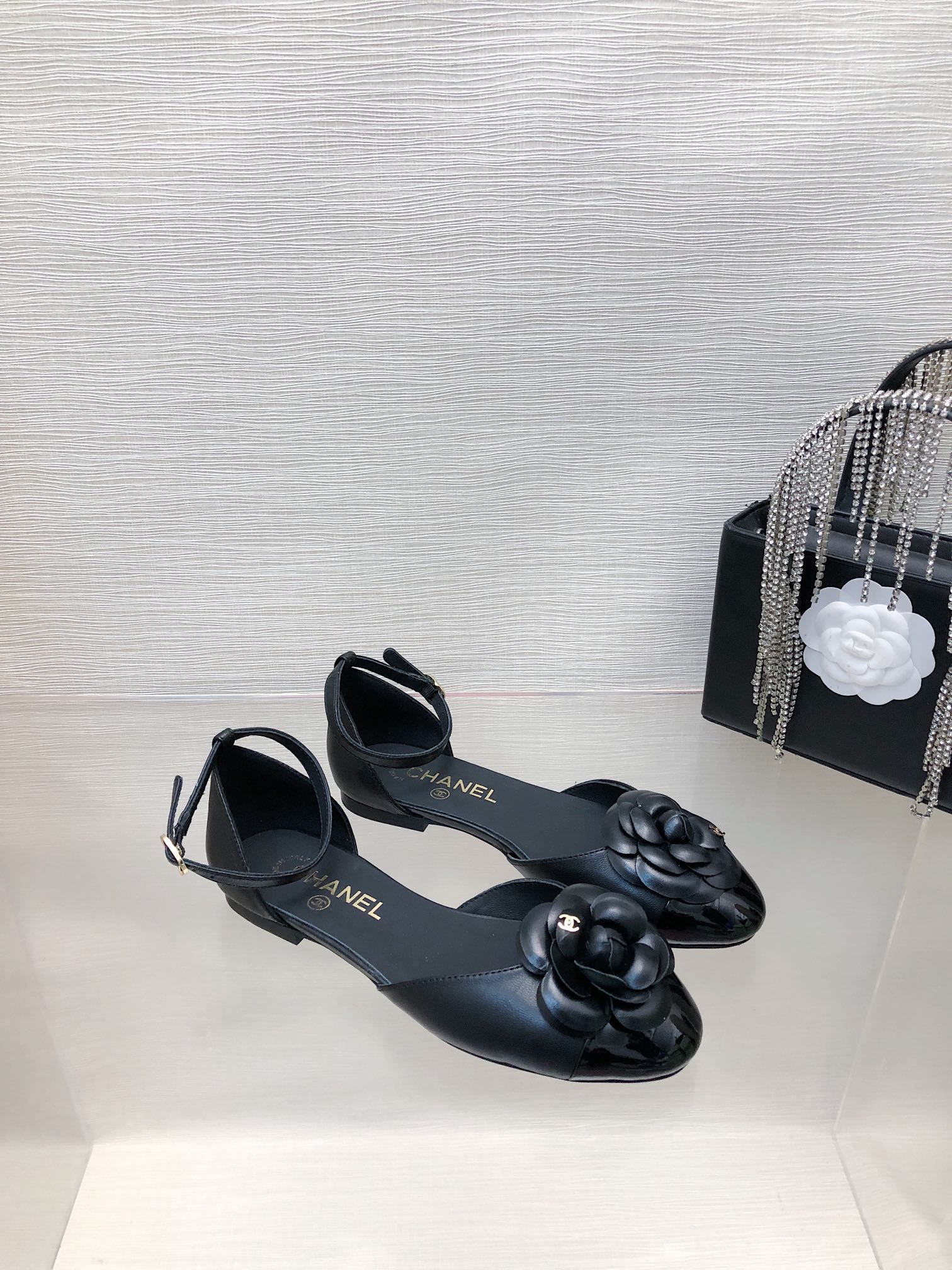 BLACK LAMBSKIN CAMELLIA HOLLOW SANDAL