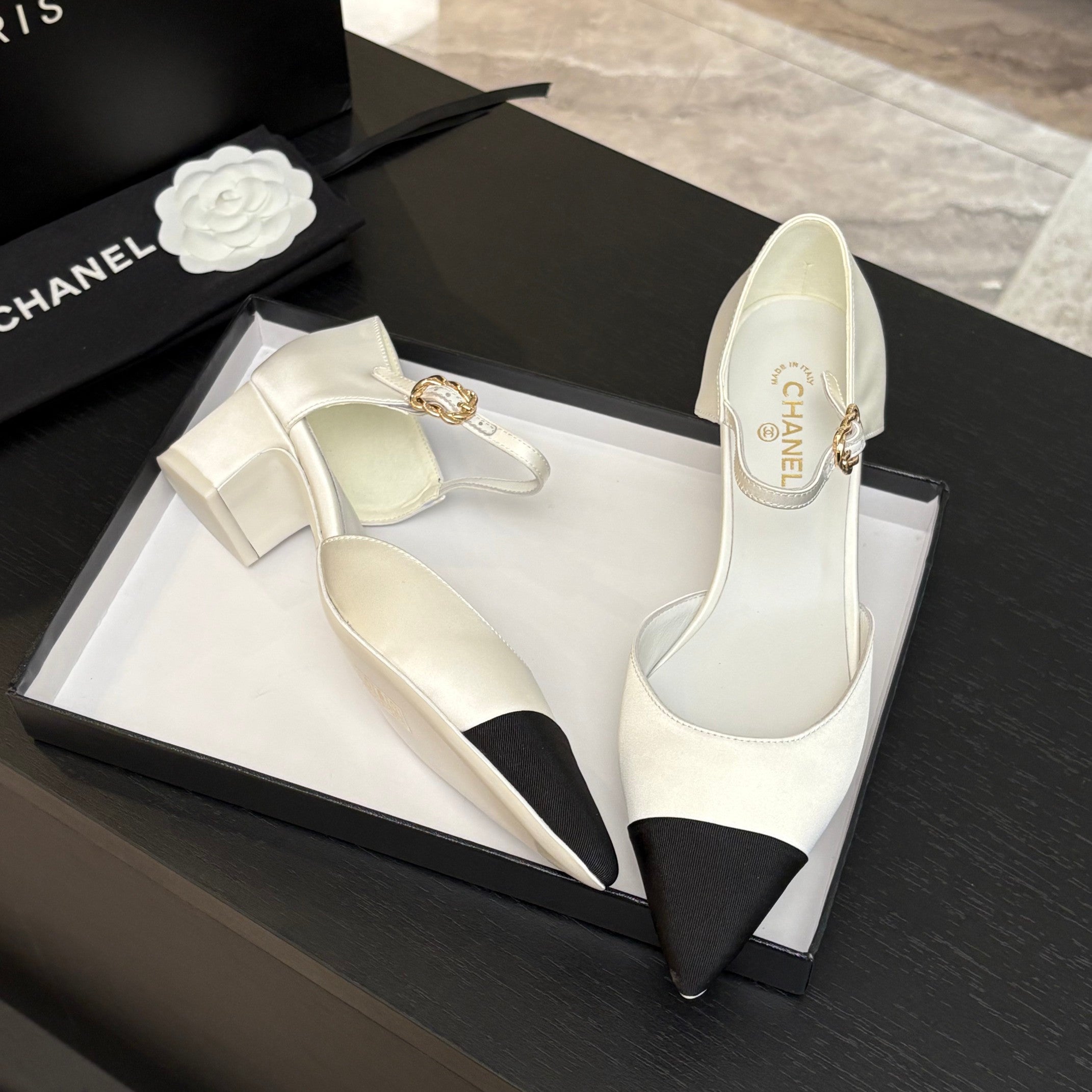 BLOCK HEEL SLINGBACKS IN WHITE MIX BLACK SILK FABRIC