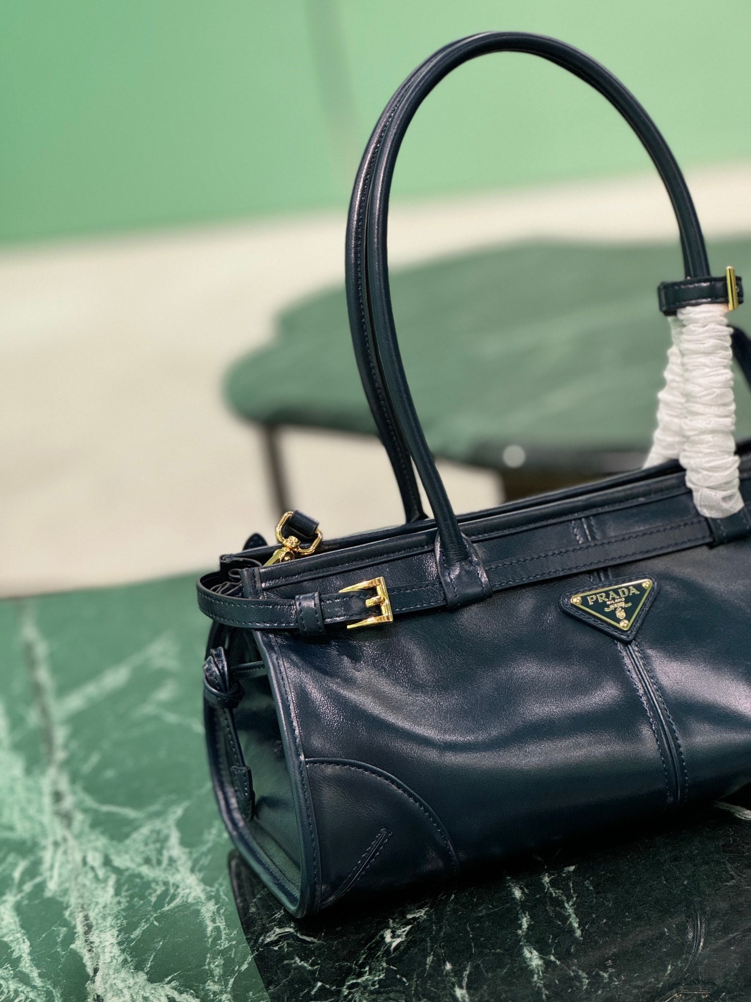 HANDBAG 32 IN BLACK SOFT SMOOTH LAMBSKIN