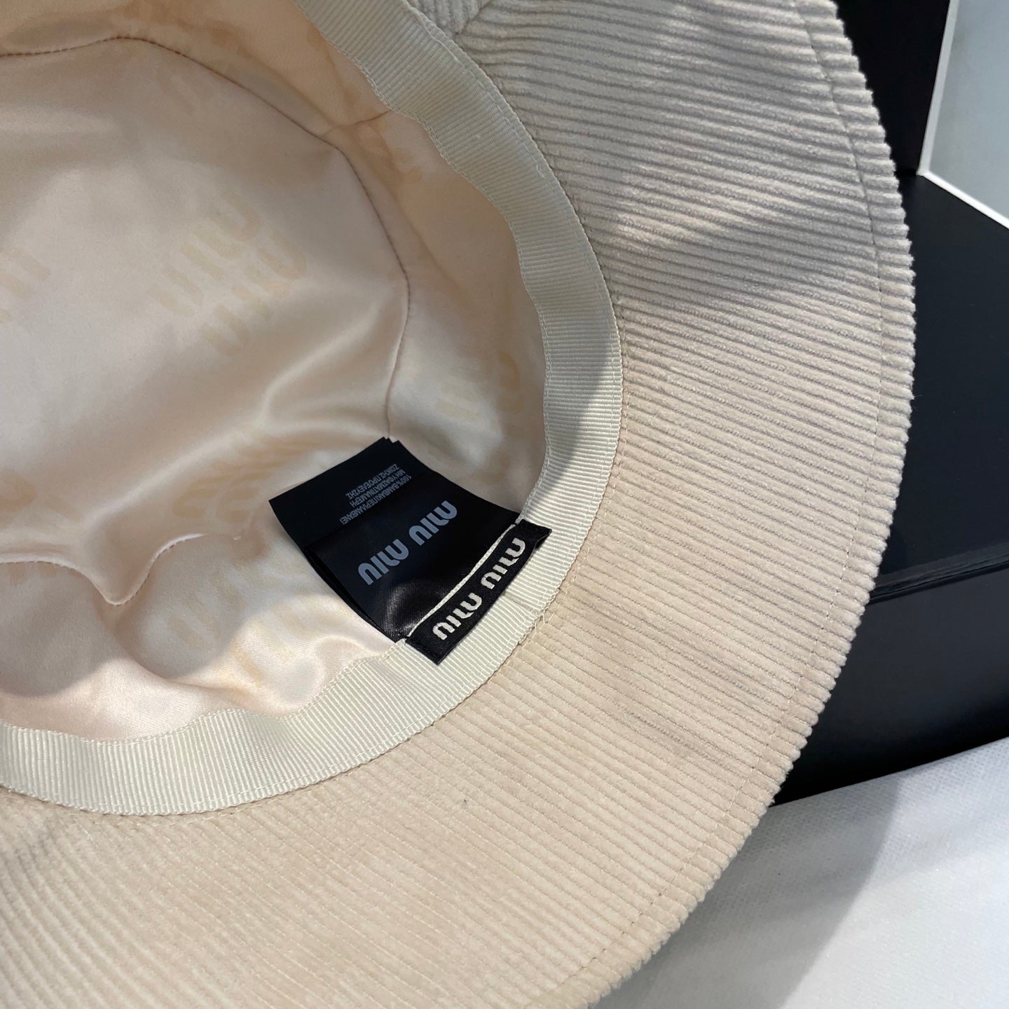 MM BUCKET IN CREAM WHITE VELVET WITH LOGO