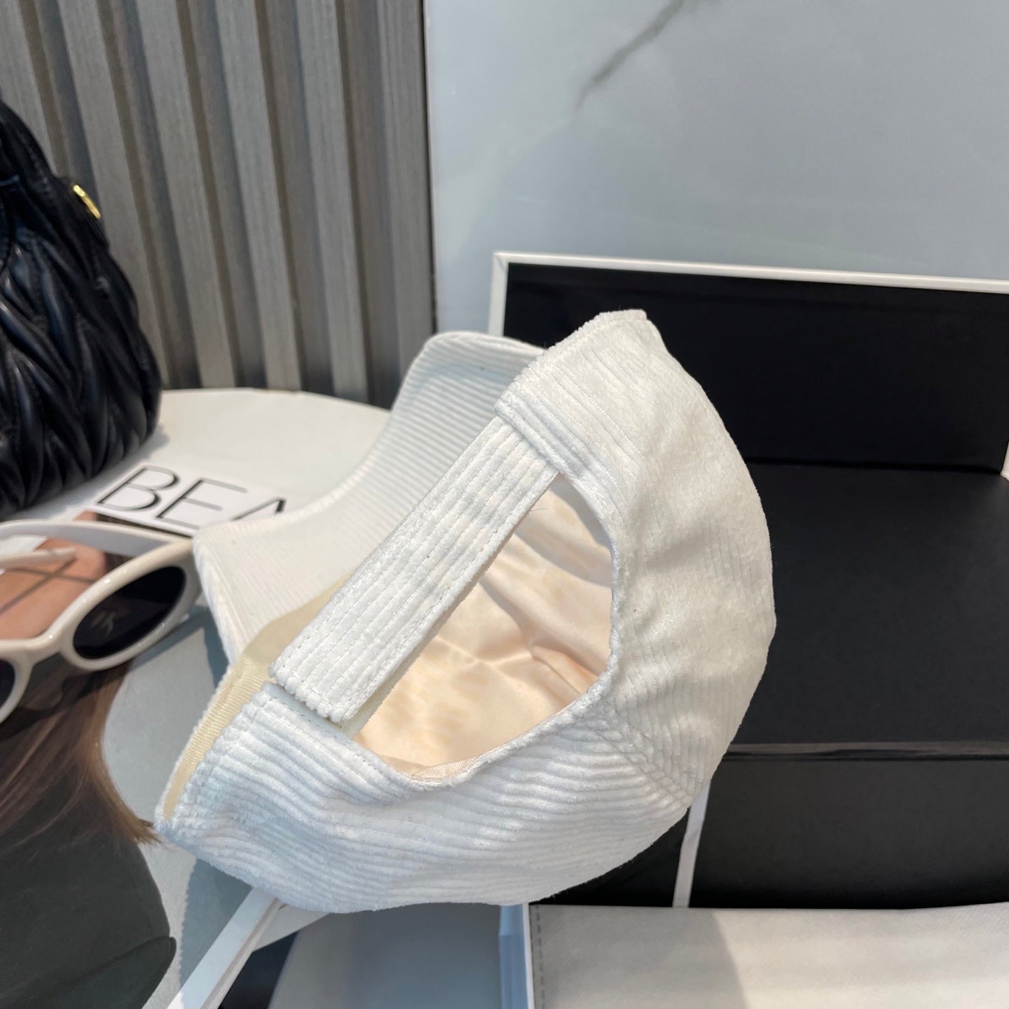 MM BASEBALL CAP IN WHITE VELVET