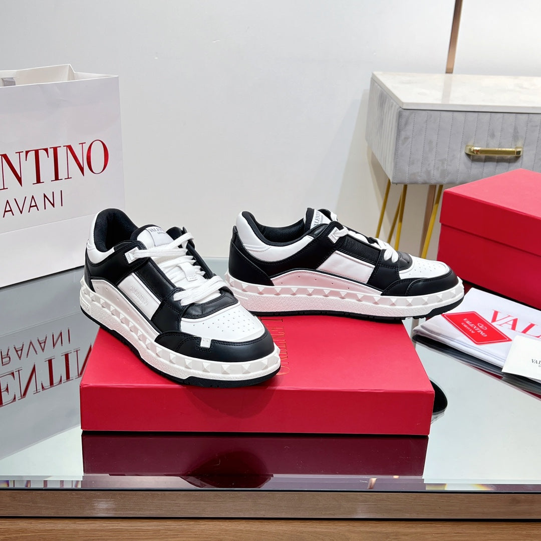 VALENTINO 25S GARAVANI FREEDOTS SNEAKERS IN WHITE MIX BLACK LAMBSKIN