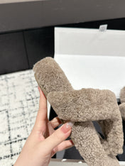 LW SHEARLING THONG SLIPPER IN LIGHT BROWN