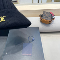 KNITTED BEANIE HAT IN BLACK WOOL AND FOX FUR 409788