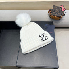 KNITTED BEANIE HAT IN WHITE WOOL 413368