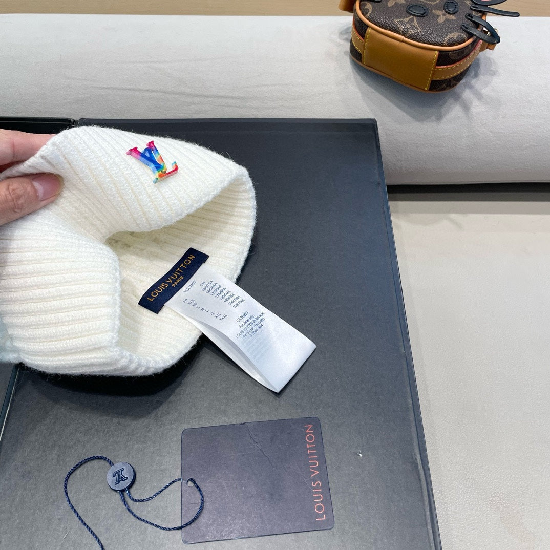 KNITTED BEANIE HAT IN WHITE WOOL 426215