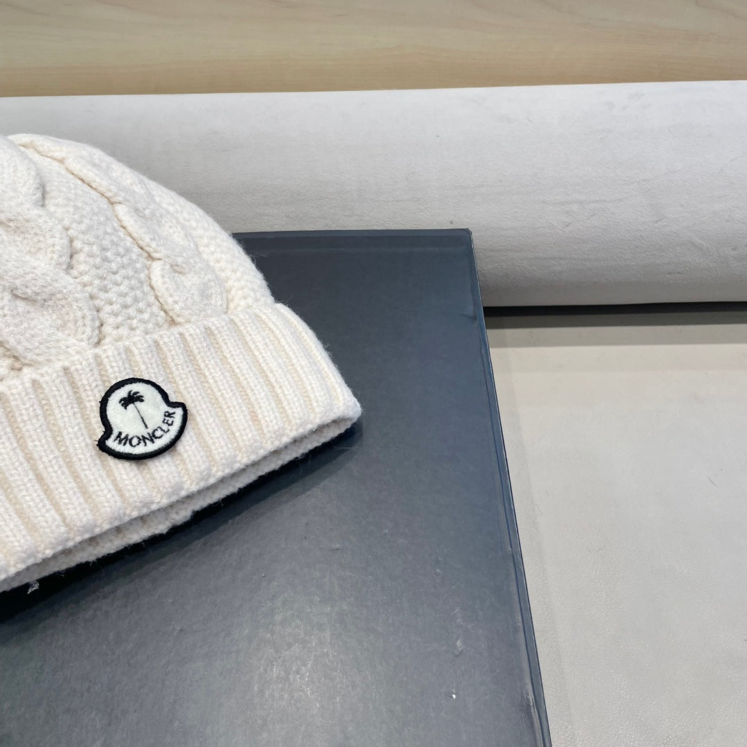 CABLE-KNIT BEANIE HAT IN BEIGE CREAM WOOL 438143