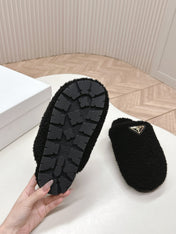 MULES ATTACHED TRIANGLE LOGO IN BLACK SHEARLING