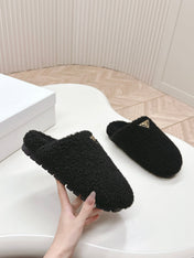 MULES ATTACHED TRIANGLE LOGO IN BLACK SHEARLING