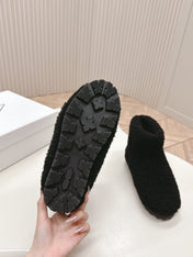 SNOW ANKLE BOOTS IN BLACK SHEARLING