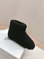 SNOW ANKLE BOOTS IN BLACK SHEARLING