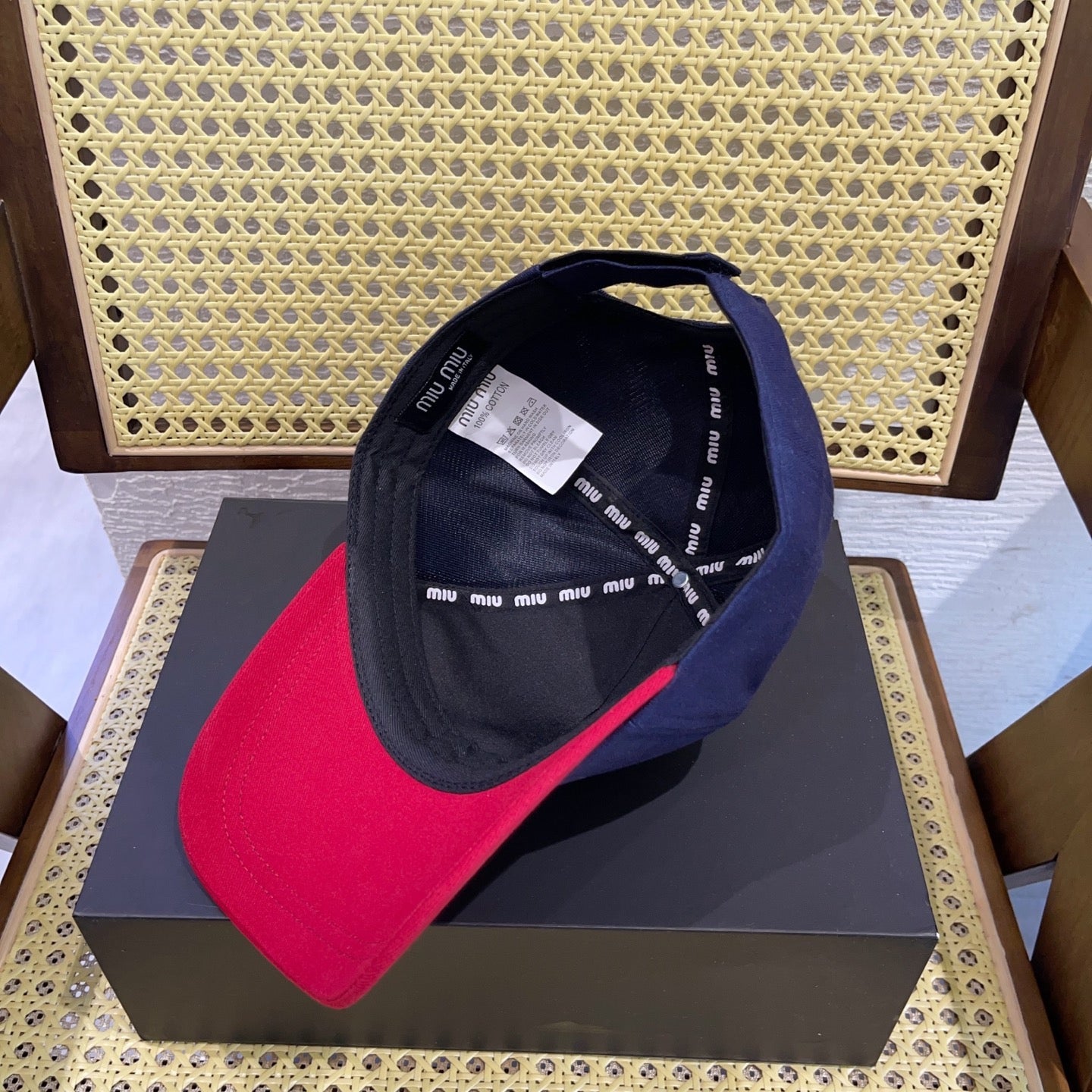 MM BASEBALL CAP IN NAVY BLUE AND RED FABRIC WITH LOGO EMBROIDERY