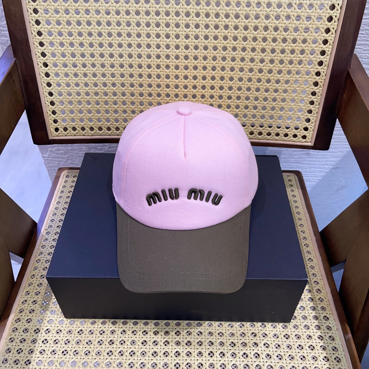 MM BASEBALL CAP IN SHAMPOO PINK FABRIC WITH LOGO EMBROIDERY