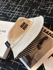 MM CLASSIC REVERSIBLE BUCKET HAT IN LIGHT BEIGE AND BLACK FABRIC