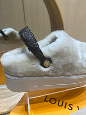 ASPEN COMFORT CLOG IN KHAKI BEIGE MIX WHITE FLEECE