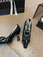 HIGH HEEL 8 CM IN BLACK CALFSKIN WITH PEARL CHAIN