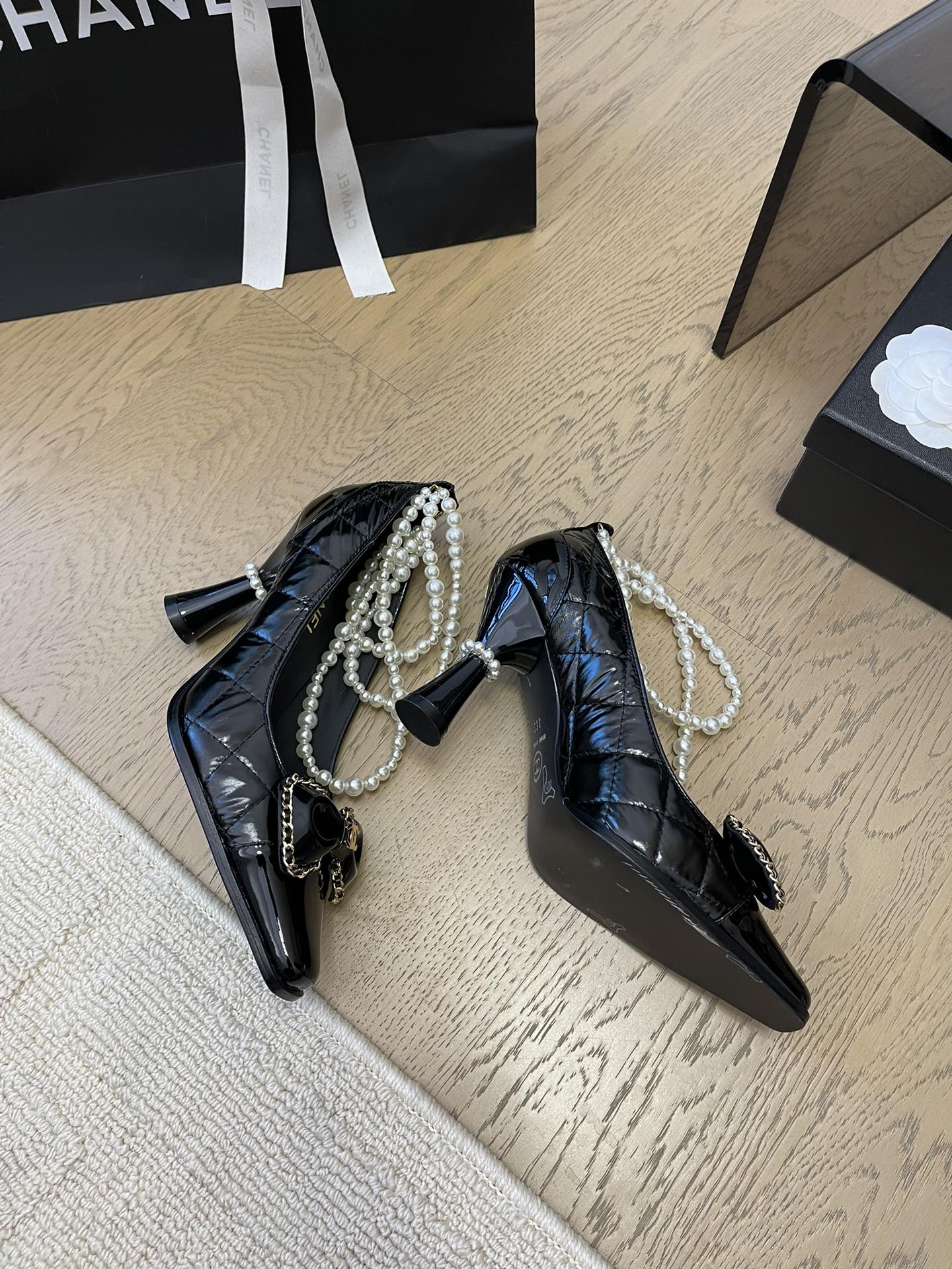 HIGH HEEL 8 CM IN BLACK CALFSKIN WITH PEARL CHAIN