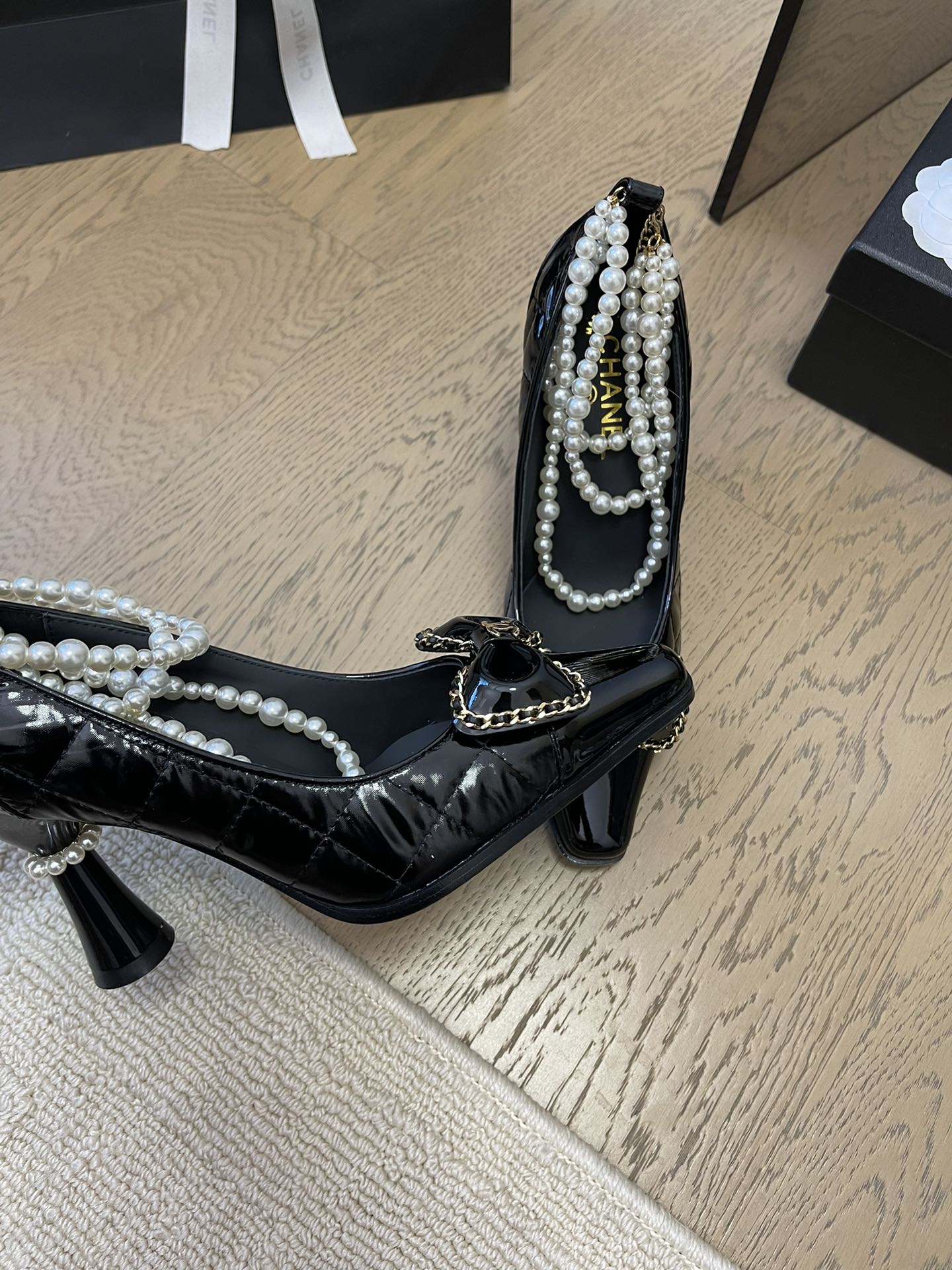 HIGH HEEL 8 CM IN BLACK CALFSKIN WITH PEARL CHAIN
