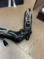HIGH HEEL 8 CM IN BLACK CALFSKIN WITH PEARL CHAIN