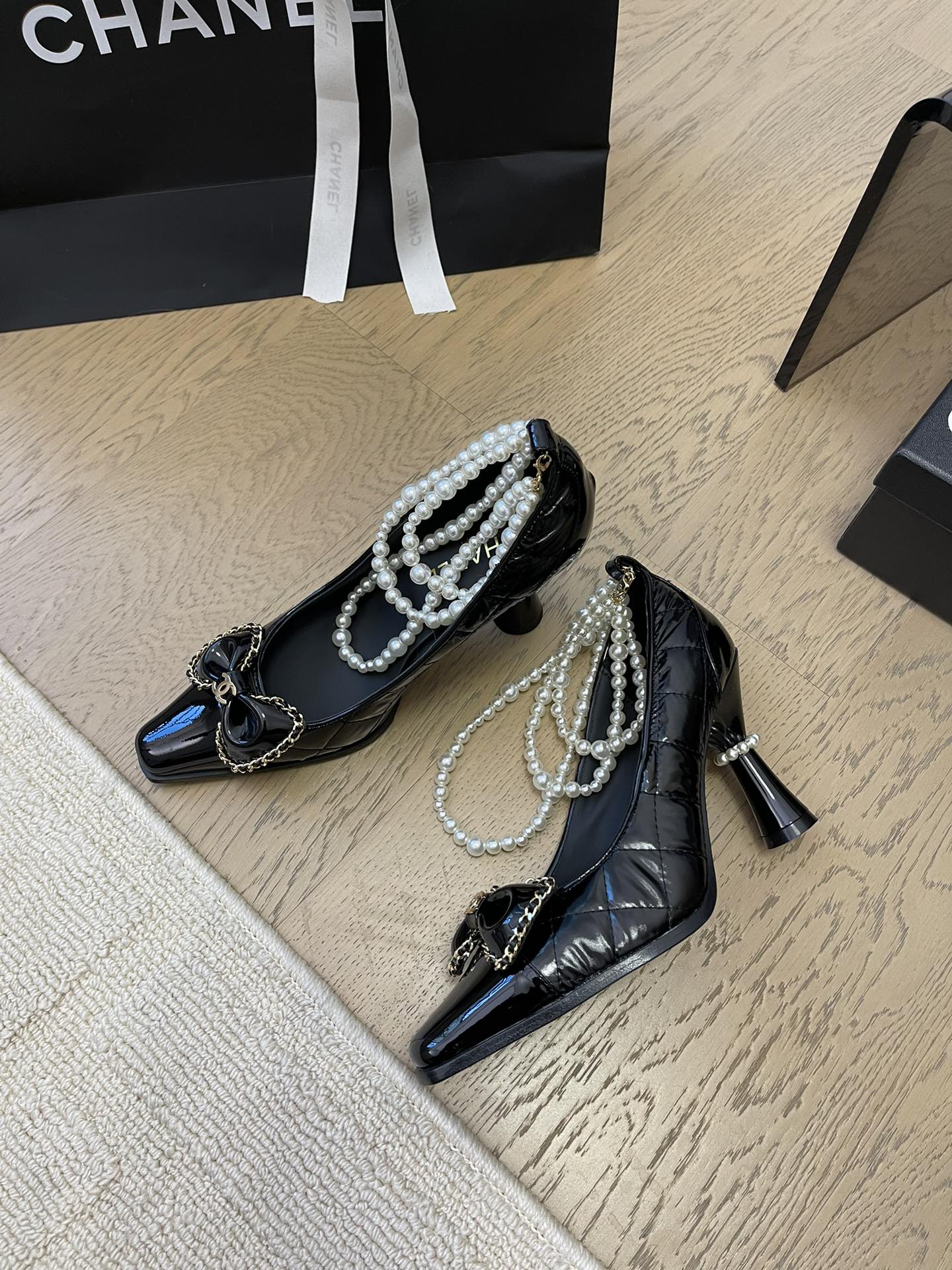 HIGH HEEL 8 CM IN BLACK CALFSKIN WITH PEARL CHAIN