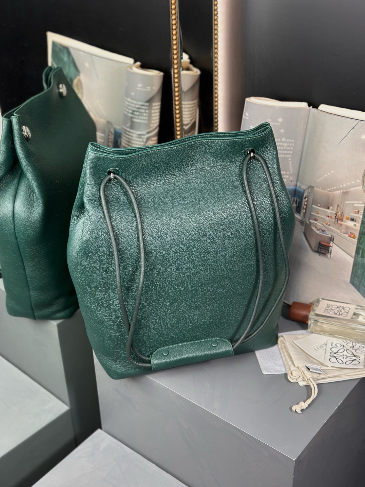 PEBBLE HOBO 40 IN GREEN FOREST SUPPLE GRAINED CALFSKIN