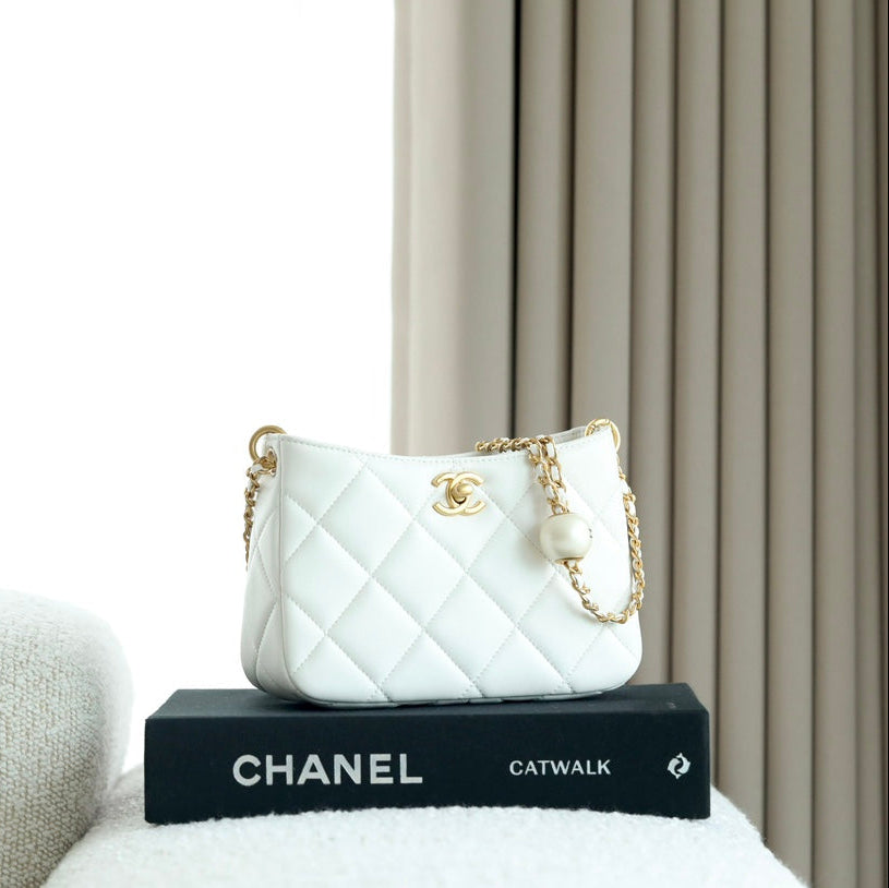 CHANEL 25S HOBO BAG 19.5 CM IN WHITE CALFSKIN WITH GOLD HARDWARE