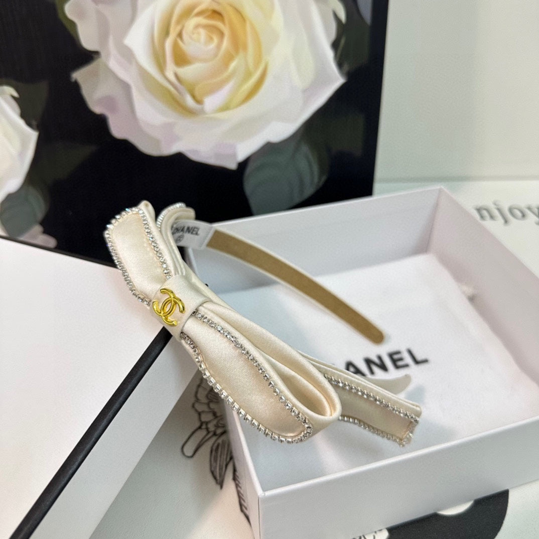 WHITE FABRIC WITH CRYSTAL HAIRBAND 412464