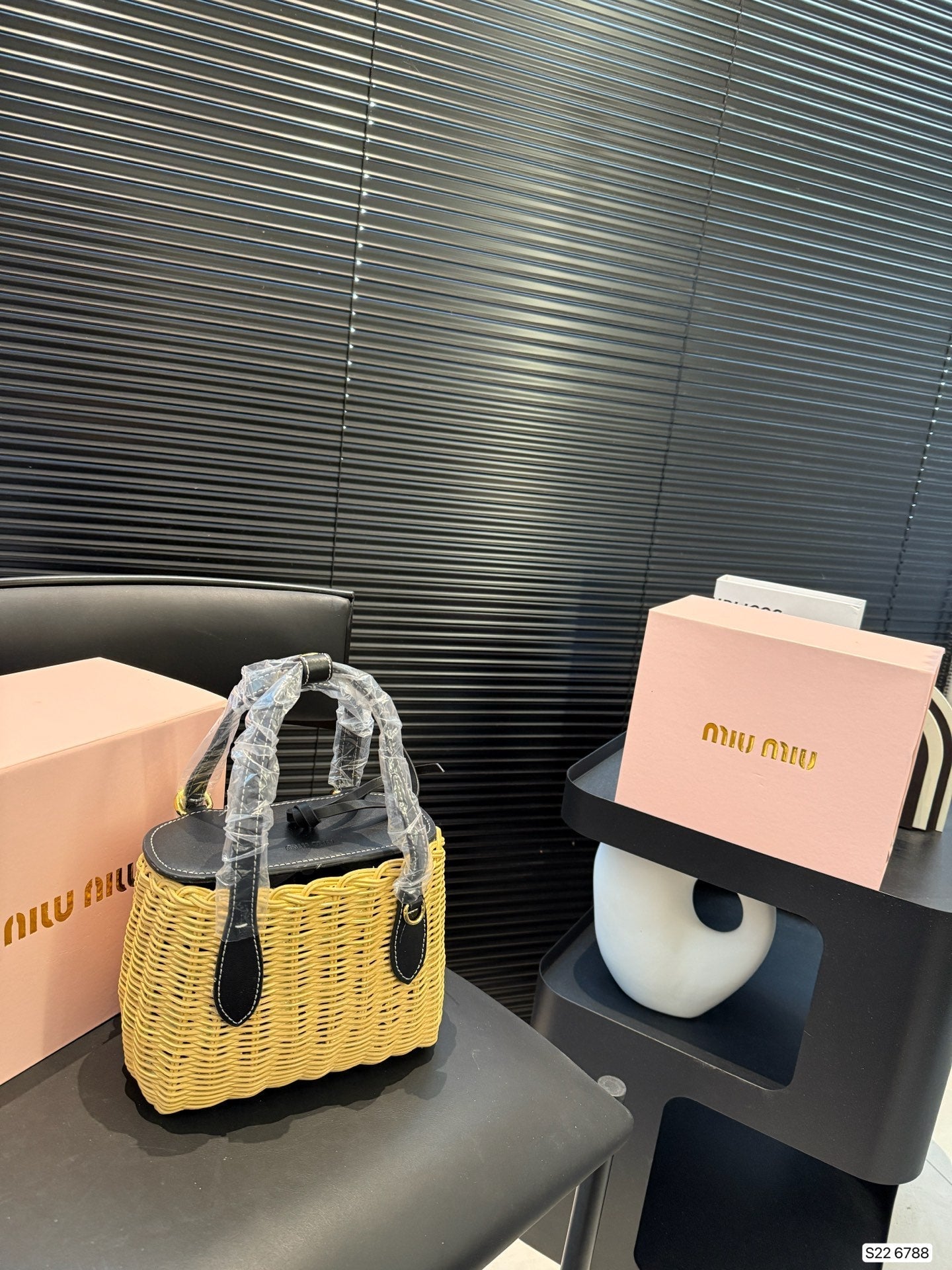 BASKET BAG 18 IN BROWN BEIGE WICKER AND BLACK CALFSKIN TRIM